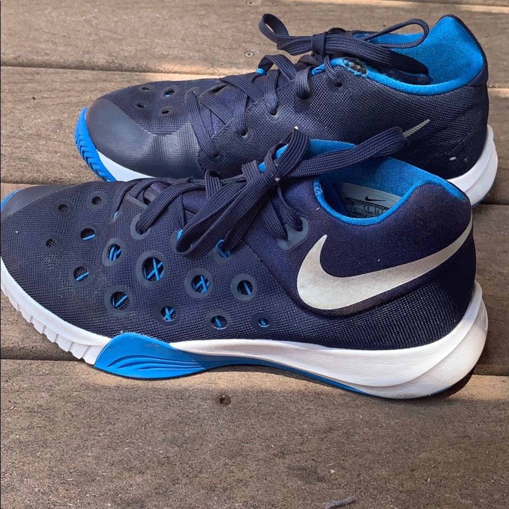 Nike women’s basketball shoes size 6